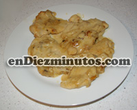 Pechuga de pollo con cebolla y nata