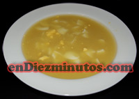 Sopa de fideos y huevo