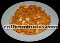 Caracolillos de pasta con tomate y huevo